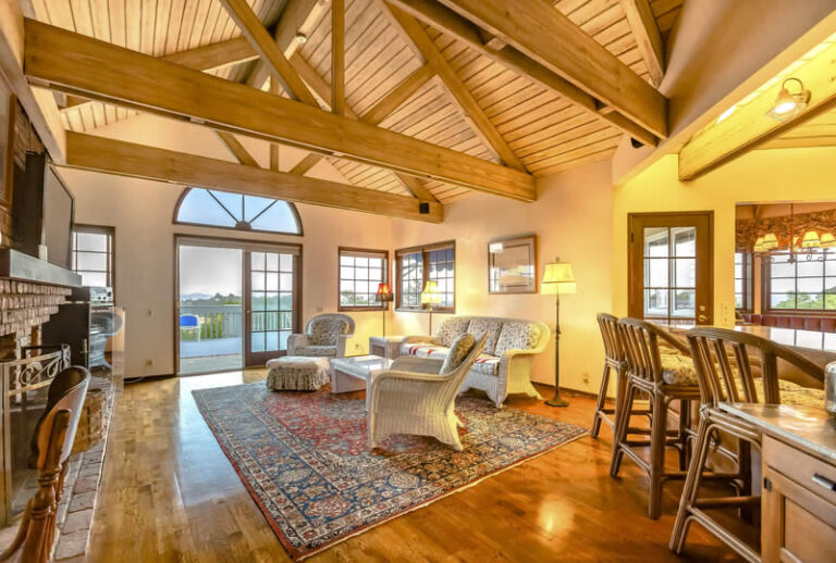 Pros and Cons of Vaulted Ceilings